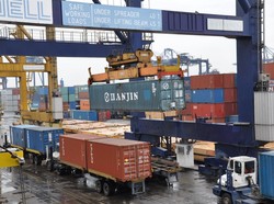 Trump Terapkan Tarif 32% ke RI, Biaya Logistik Bisa Naik-Ekspor Turun