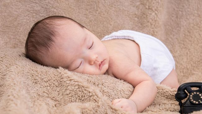 Kapan Diperbolehkan Bayi Tidur Tengkurap? Ketahui Fakta dan Risikonya