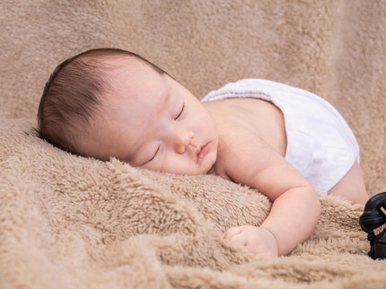 Kapan Diperbolehkan Bayi Tidur Tengkurap? Ketahui Fakta dan Risikonya