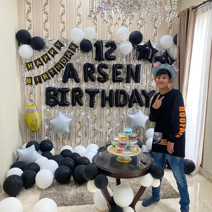 <p>Arsen tumbuh menjadi anak yang ceria, nih. Saat ini, ia tengah beranjak remaja dan baru merayakan ulang tahun yang ke-12. (Foto: Instagram @rifkybalweel)<br /><br /><br /></p>