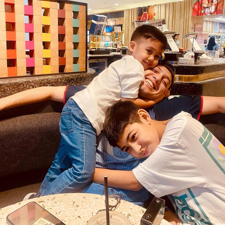 <p>Melihat akun media sosialnya, Rifky sering menghabiskan waktu bersama anak-anaknya. Mereka sering berolahraga bersama, lho. (Foto: Instagram @rifkybalweel)<br /><br /></p>