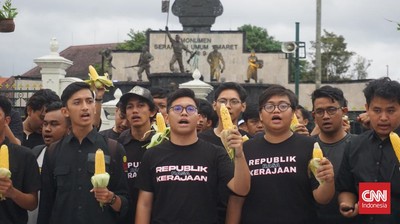 Sejumlah aktivis mahasiswa dari berbagai kampus melakukan aksi mengkritisi tiga paslon peserta Pilpres 2024 yang jual gimik anak muda.