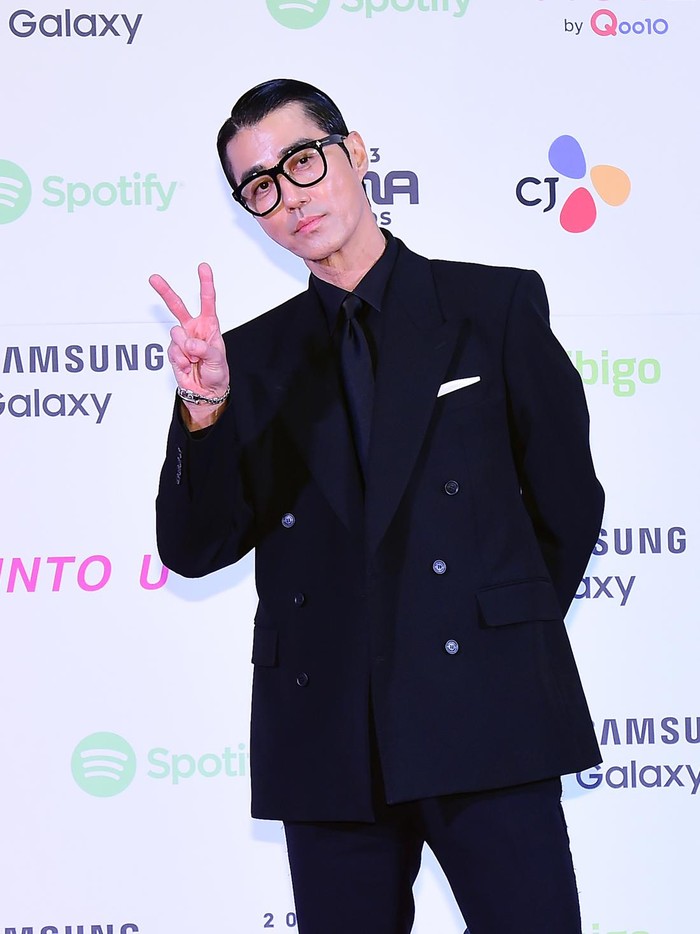Aktor dalam drama Our Blues (2022) yakni Cha Seung Won tampil dengan preppy look yang dilengkapi dengan kacamata berbingkai hitam. Gaya 'peace' yang ditampilkannya membuatnya tampak fresh!/ Foto: soompi.com