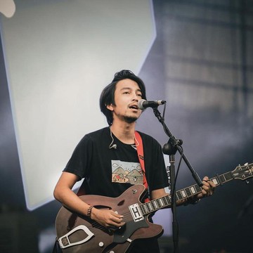 img-title Fiersa Besari Ungkap Kronologi Musibah di Puncak Carstensz hingga Meninggalnya 2 Pendaki