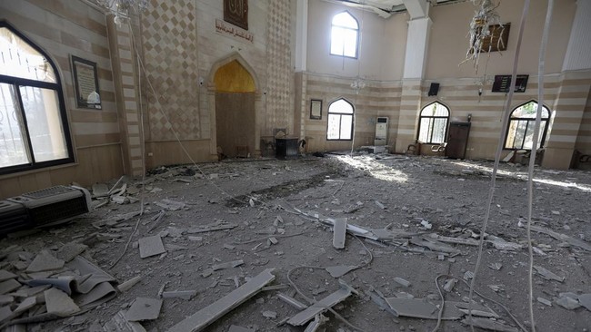 Kantor Berita Nasional Lebanon melaporkan bahwa di kota Sahmar, Bekaa Barat, serangan pesawat tak berawak menargetkan jamaah yang meninggalkan masjid.