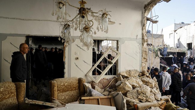 Israel paksa warga Palestina bongkar rumah di dekat Yerusalem Timur karena dianggap membangun tanpa izin.