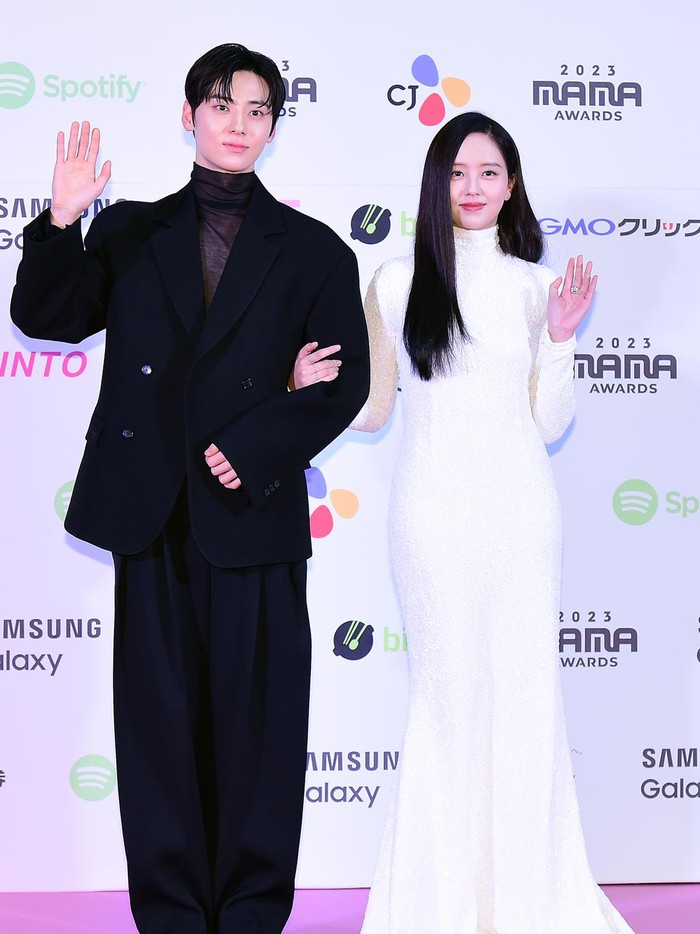 Sukses mencuri perhatian, couple dari drama My Lovely Liar (2023) yakni Hwang Min Hyun dan Kim So Hyun tampil memukau sembari bergandengan tangan di red carpet MAMA Awards 2023./ Foto: soompi.com