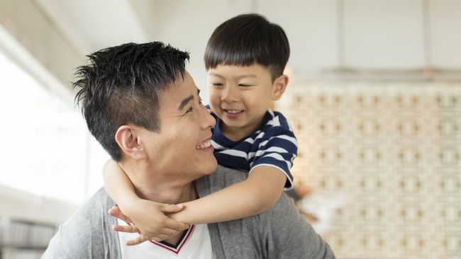 5 Tanda Anak Laki-laki Kurang Kasih Sayang Ayah