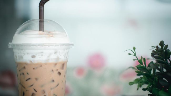 Es lumut adalah minuman kekinian dengan isian jeli yang berbentuk menyerupai lumut. Simak variasi resep membuat es lumut yang bisa jadi ide jualan.