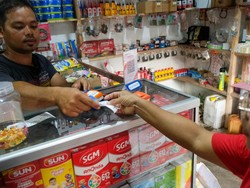 Jadi Agen UMi, Pria Ini Senang Bisa Bantu Usaha Kecil Warga Desa Palaes