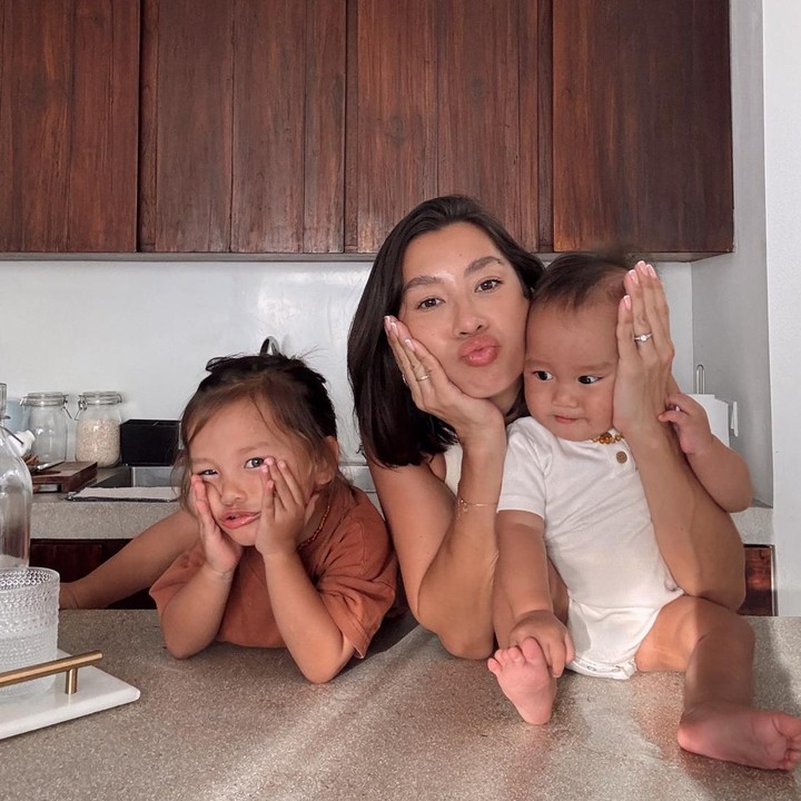 <p>Ya, ini karena Bunda 4 orang anak tersebut tampil dengan potongan rambut baru. Tak lagi berambut panjang dan diikat ala sporty, kini perempuan yang akrab disapa Mama Jen memiliki rambut pendek. (Foto: Instagram @jenniferbachdim) <br /><br /><br /></p>