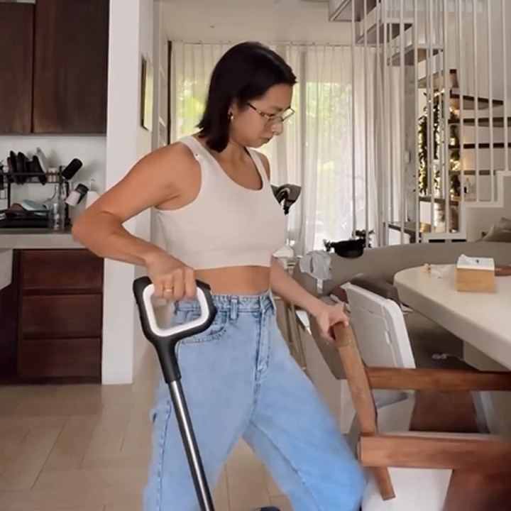 <p>Penampilan Jennifer kali ini memang terlihat sangat berbeda dari yang sebelumnya, ya? Bunda tertarik untuk ikut potong rambut pendek sepertinya? (Foto: Instagram @jenniferbachdim)</p>