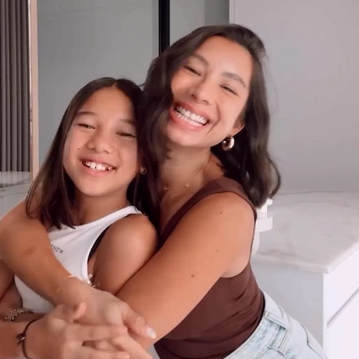 <p>Kini, rambut perempuan berusia 36 tahun ini dipotong hingga sebahu. Penampilan terbarunya pun mendapat banyak pujian dari netizen, lho. (Foto: Instagram @jenniferbachdim) <br /><br /><br /></p>
