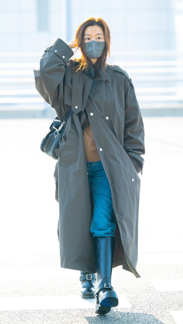 Tampil Keren Pakai Trench Coat ala Artis Korea, Yeji ITZY Chic!