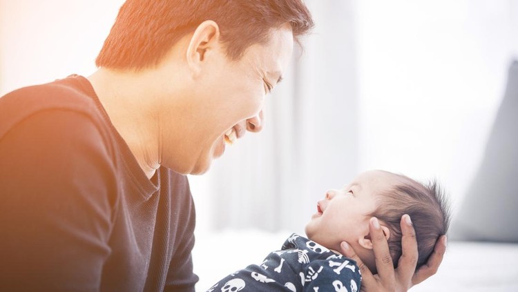 Kapan Bayi Mulai Mengenali Ayah? Ini Jawaban Dokter Anak