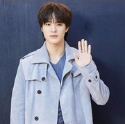 Gaya Baru Tampil Keren Pakai Trench Coat ala Artis Korea, Yeji ITZY Chic!