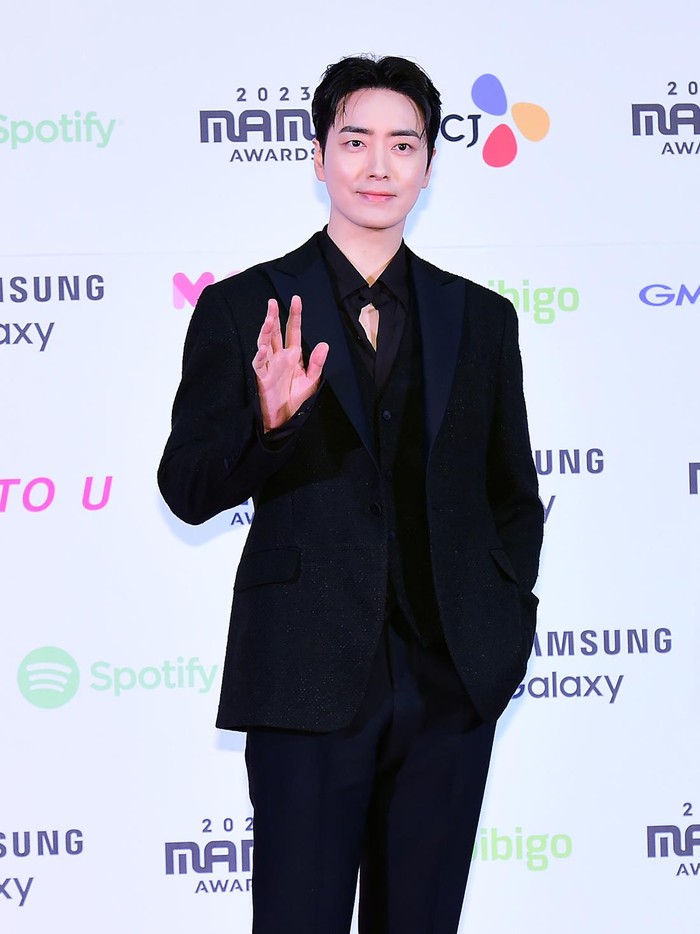 Aktor yang baru saja comeback dalam drama Vigilante (2023) yakni Lee Joon Hyuk tampil penuh karisma di red carpet MAMA Awards 2023./ Foto: soompi.com