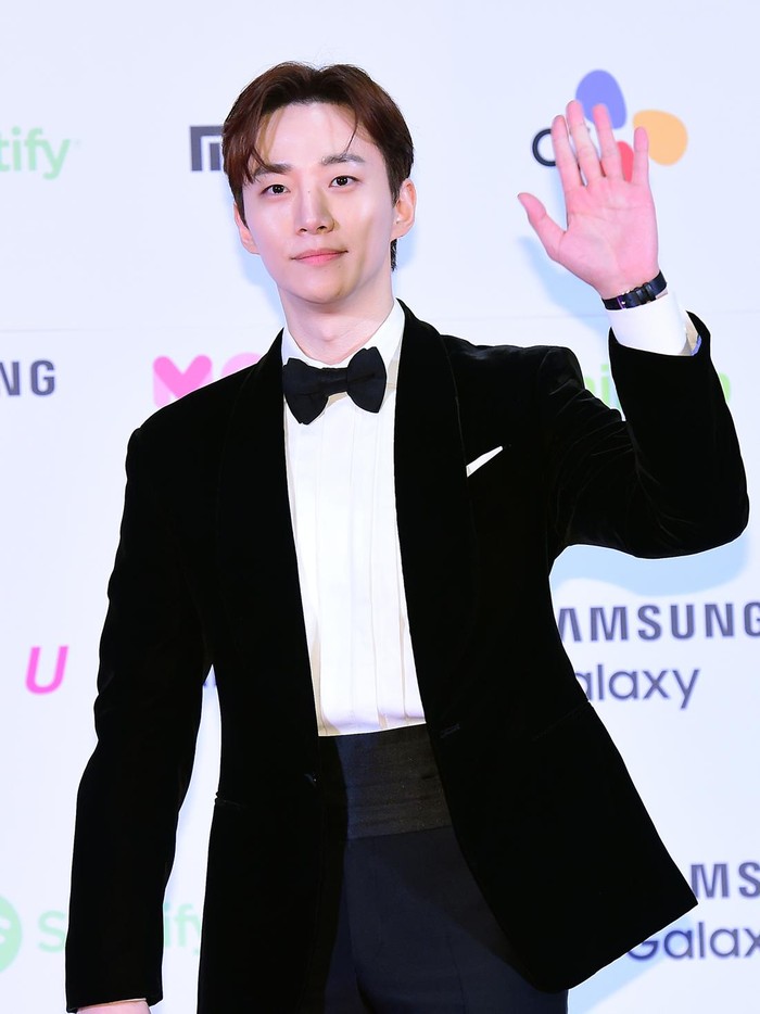 Pada Selasa, (28/11) lalu, pergelaran MAMA Awards 2023 hari pertama resmi diselenggarakan. Salah satu aktor yang turut tampil di red carpet acara tersebut yakni Lee Jun Ho./ Foto: soompi.com
