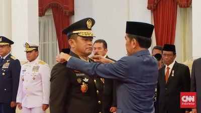 Maruli Simanjuntak merupakan jebolan Akademi Militer (Akmil) 1992 yang berpengalaman di infanteri Komando Pasukan Khusus (Kopassus) dan Detasemen Tempur Cakra.