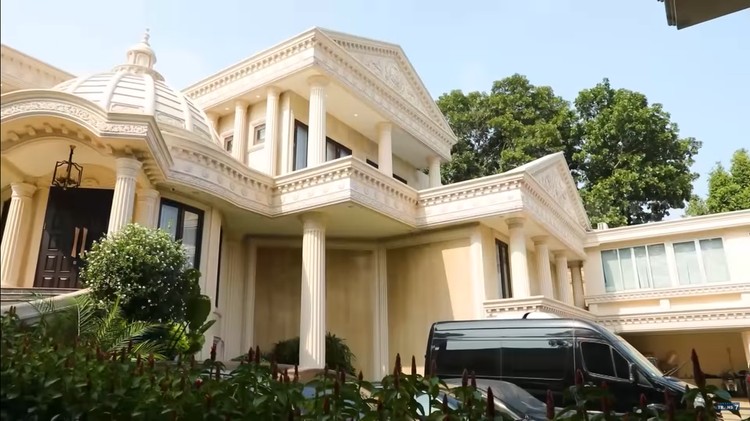 Mengintip Daleman Istana Cinere 2&period;400 M2 Punya Anang-Ashanty