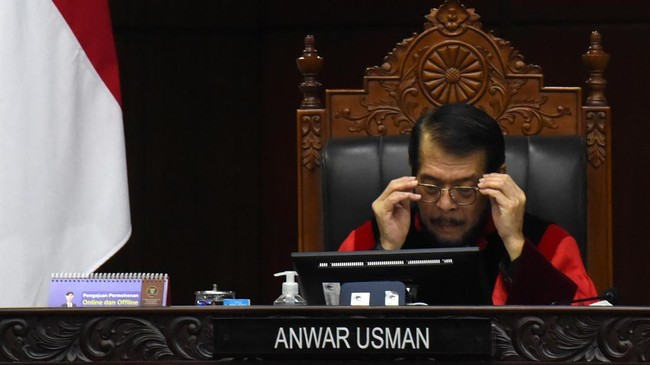 Posisi Hakim Konstitusi Anwar Usman dalam jajaran panel hakim diganti oleh Hakim Konstitusi Guntur Hamzah dalam sidang sengketa pemilu legislatif.