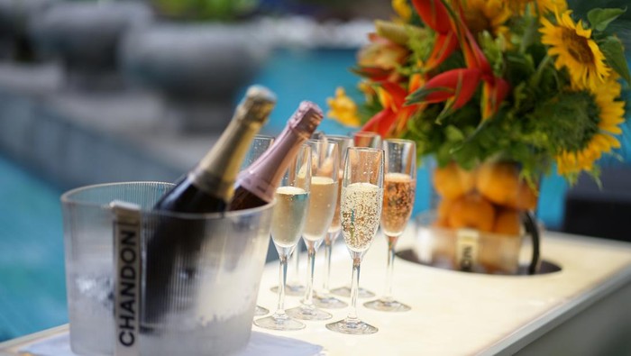 Nikmati suasana sore tenang di Navina Pool Bar, Raffles Jakarta