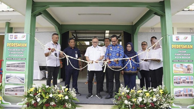 Menteri Perdagangan Zulkifli Hasan didampingi Wali Kota Bogor Bima Arya meresmikan Pasar Tanah Baru dan Pasar Pamoyanan di Bogor, Jawa Barat pada Rabu (29/11).