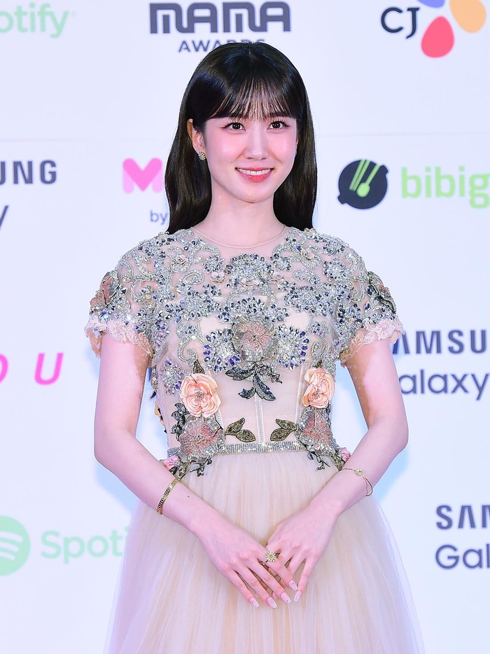 Bintang Castaway Diva (2023) yakni Park Eun Bin tampil layaknya tuan putri dalam balutan gaun bermotif floral yang cantik./ Foto: instagram.com/mnet_mama