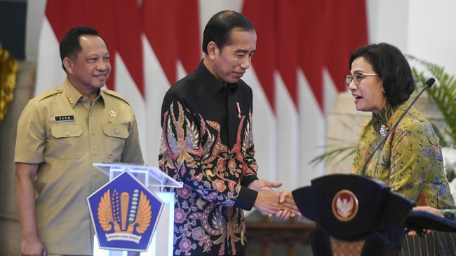 Menteri Keuangan Sri Mulyani Indrawati mengaku diminta Presiden Jokowi membuat rekomendasi kenaikan gaji pejabat setingkat menteri.
