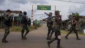 Militer Myanmar Kocar-kacir Kabur dari Misi di Kota Tambang Emas