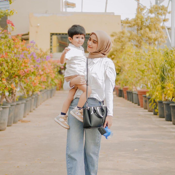 <p>Kini, Syaki berusia dua tahun lebih dan tumbuh menjadi anak berparas ganteng dengan gaya menggemaskan. Banyak netizen mengaku gemas saat melihat foto-foto terbarunya. (Foto: Instagram: @nadyamustikarahayu)</p>