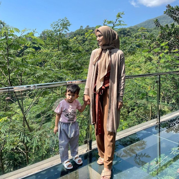 <p>Syaki pun tampak santai ketika diminta foto bareng ibunya. Semoga Syaki tumbuh menjadi anak yang membanggakan ya. (Foto: Instagram: @nadyamustikarahayu)</p>
