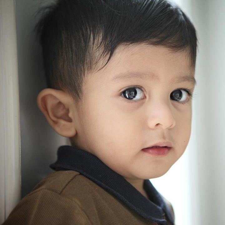 <p>"<em>MasyaAllah Tabarakallah,</em> sudah pintar bergaya nih (anak) bujang Ibu," tulis Nadya Mustika kala mengunggah foto Syaki pada laman Instagram-nya. (Foto: Instagram: @nadyamustikarahayu)</p>