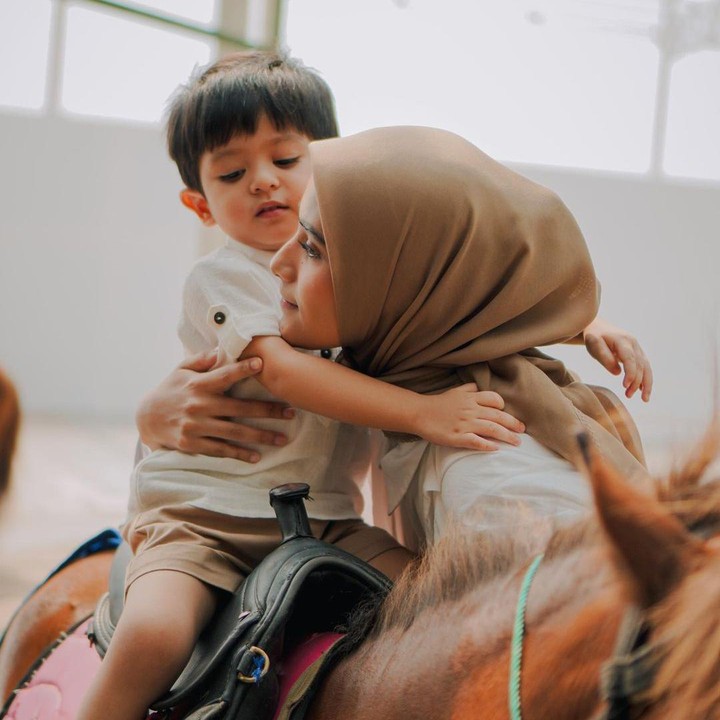 <p>Nadya Mustika Rahayu mulai dikenal saat menikah dengan pentolan artis pencarian bakat Rizky DA. Dari pernikahan mereka yang singkat, lahirlah si tampan Baihaqqi Syaki Ramadhan. Kini, Syaki tumbuh menjadi anak yang menggemaskan. (Foto: Instagram: @nadyamustikarahayu)</p>