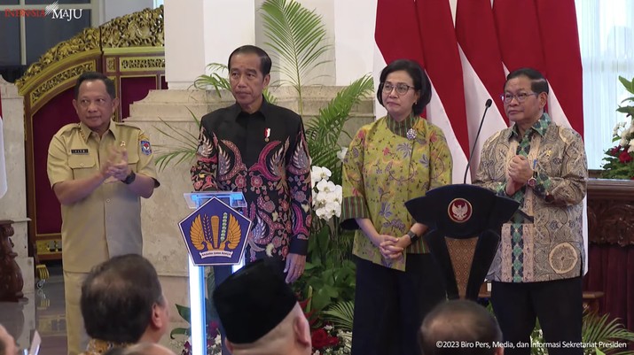 Foto: Presiden Jokowi serahkan digital DIPA dan buku daftar alokasi TKD tahun 2024, Rabu (29/11/2023). (Tangkapan layar Setpres RI)
