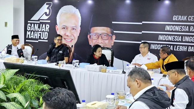 Megawati hadir bersama tiga ketua umum partai pengusung Ganjar-Mahfud yang lain dalam rapat itu yakni Mardiono (PPP), OSO (Hanura), dan Hary Tanoe (Perindo).