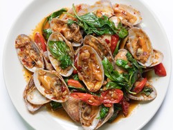 Menu Harian Ramadan 17: Sedapnya Tumis Bayam Telur dan Kerang Bumbu Cabe Kemangi