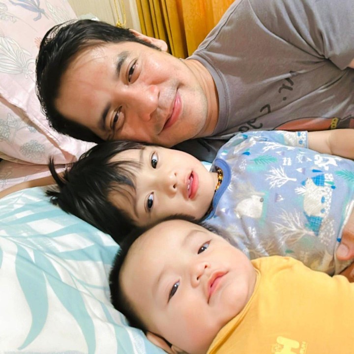 <p>"MasyaAllah adik wajahnya mirip sekali sama Kakak X waktu masih bayi. Apa perasaanku saja?" kata seorang netizen. "Kak kenapa anak-anaknya lucu-lucu dan imut banget sih, gemasshhh," ungkap netizen lainnya. (Foto: Instagram: @chachathakya15)</p>