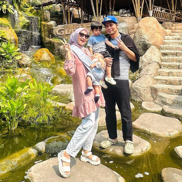 <p>Melihat dari laman Instagram, Chaca dan dan suami terlihat sangat menikmati perannya untuk mengasuh kedua anaknya. Mereka pun sering membagikan potret bersama Xavier dan Kenizio. (Foto: Instagram: @chachathakya15)</p>