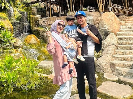 Lama Tak Tersorot, Intip 7 Potret Pesinetron Ricky Perdana dan Chaca Thakya Bahagia Urus Anak