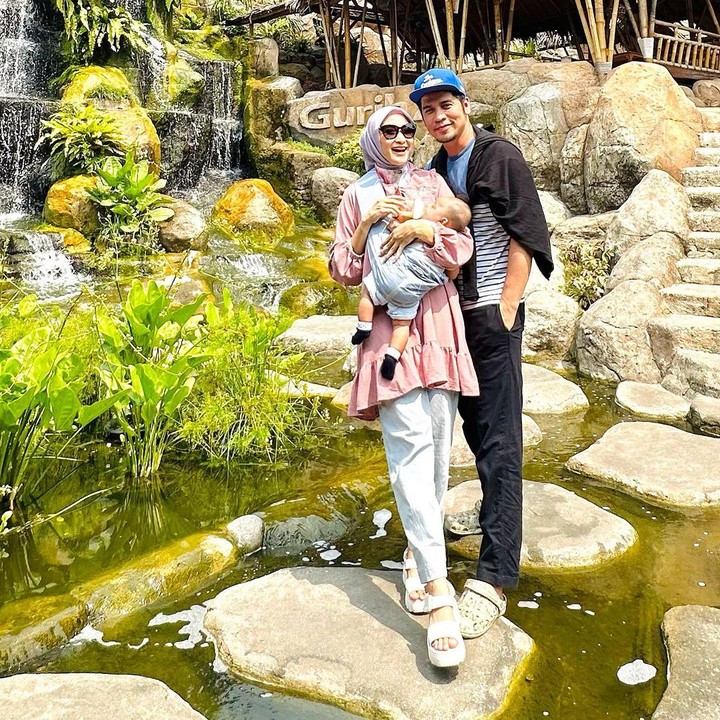 <p>Banyak netizen yang menyebut bahwa anak-anak Chacha dan Ricky memiliki wajah yang mirip. Tak sedikit yang menyebut keduanya lucu serta menggemaskan. (Foto: Instagram: @chachathakya15)</p>