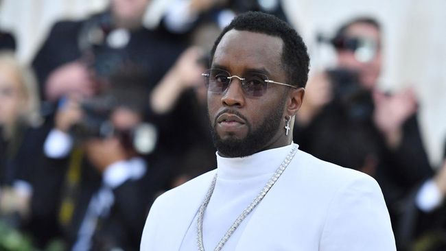 Sean Diddy Combs menjadi skandal Hollywood terbesar dalam setahun terakhir dengan berbagai gugatan pelecehan dan kekerasan seksual.