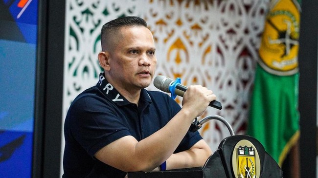 Presiden Persiraja Banda Aceh Nazaruddin Dek Gam menegaskan permasalahan dirinya dengan Anggota Exco PSSI Arya Sinulingga bukan persoalan sepak bola.