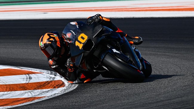 Jorge Lorenzo menilai salah satu tantangan besar yang harus dihadapi Luca Marini di Honda pada MotoGP 2024 adalah tinggi badan miliknya
