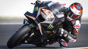 Momen Aneh Rins, Tanda Tangan Kontrak dengan Yamaha di Rumah Sakit