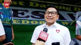 VIDEO: Kampanye Perdana, Cak Imin Main Bola di Sidoarjo