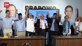 VIDEO: TKN Prabowo-Gibran Bagi Susu & Makan Siang di Kampanye Perdana