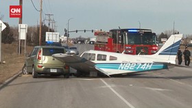 VIDEO: Pesawat Tabrak Mobil Saat Mendarat Darurat di Jalan