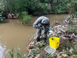 Viral Gegana Polda Metro Turun ke Kali Berbusa di Depok, Ada Apa?