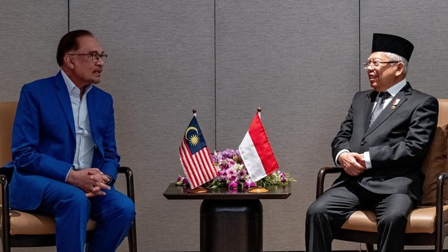 Perdana Menteri Malaysia Anwar Ibrahim bertemu Wakil Presiden Indonesia Ma'ruf Amin di Sarawak pada Selasa (28/11).
